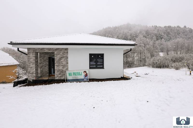 Rodinný dom s veľkým pozemkom v obci Stožok